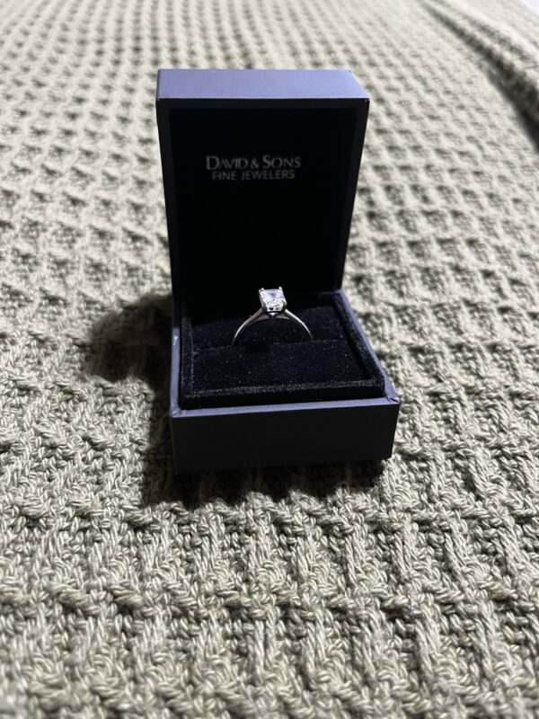 IGI 0.89 CT F VVS2 Radiant Lab Grown Diamond Ring - Image 5