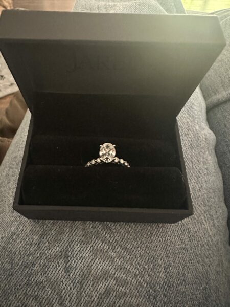 IGI 1.58 Carat F VS2 Oval Lab-Grown Diamond Ring - Image 2