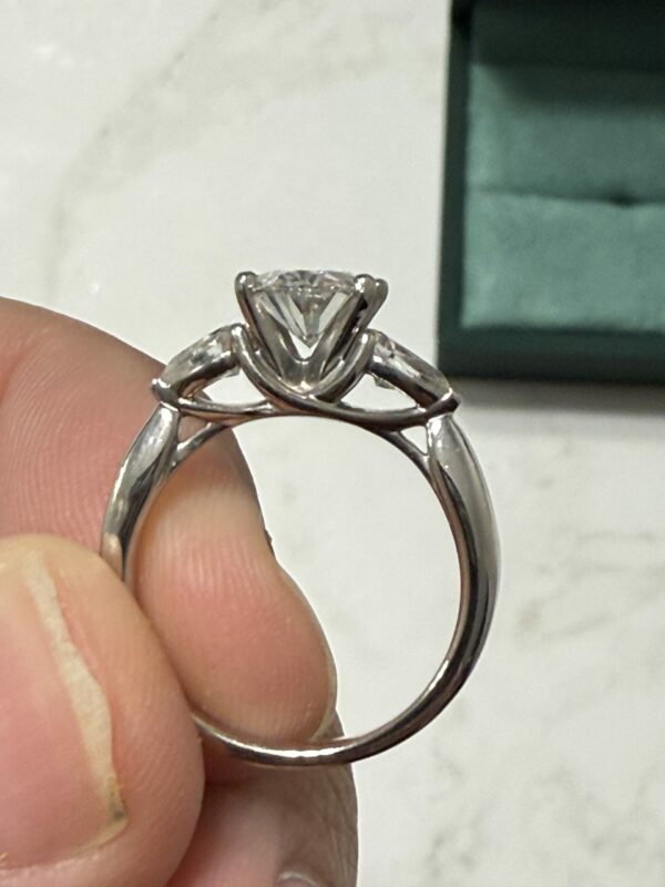 IGI 1.34 Carat D FL Oval Lab-Grown Diamond Ring - Image 3