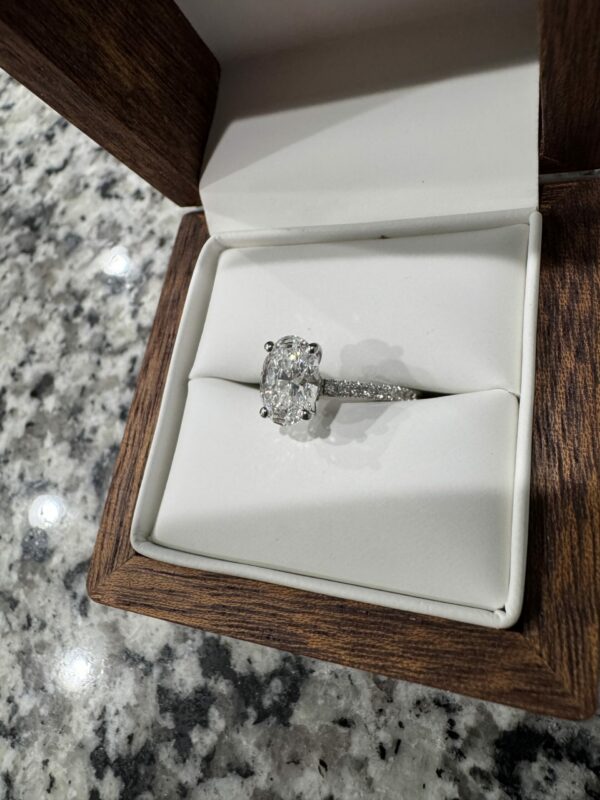 IGI 2.35 E VVS2 Lab Grown Oval Diamond Ring - Image 8