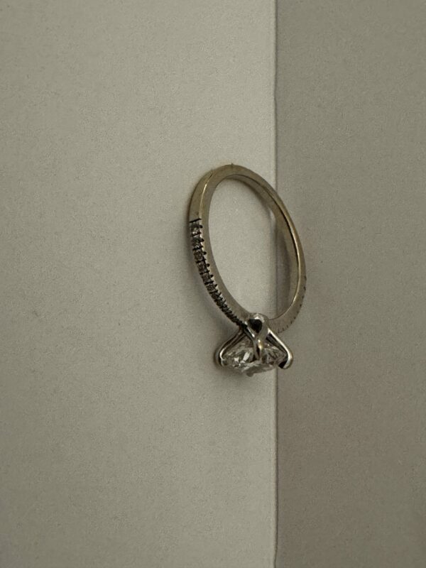 IGI 1.29 CT J VS2 Lab Grown Round Diamond Ring - Image 7