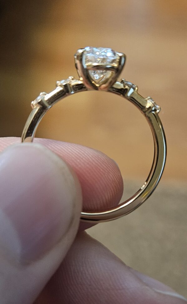 IGI 2.07 Carat E VVS2 Oval Lab Grown Ring - Image 4