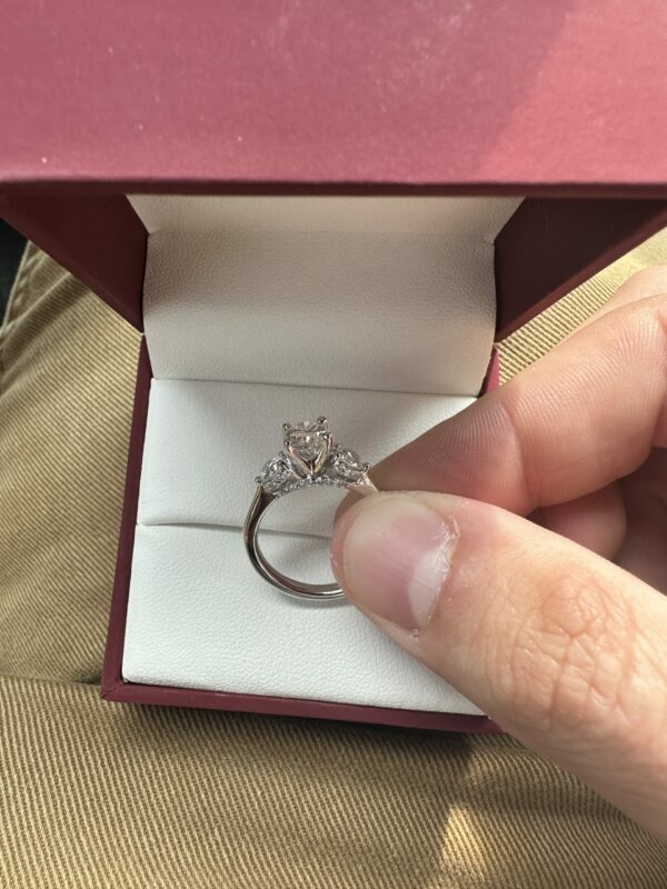 GCAL 1.06 Carat H VVS2 Oval Lab-Grown Diamond Ring - Image 2