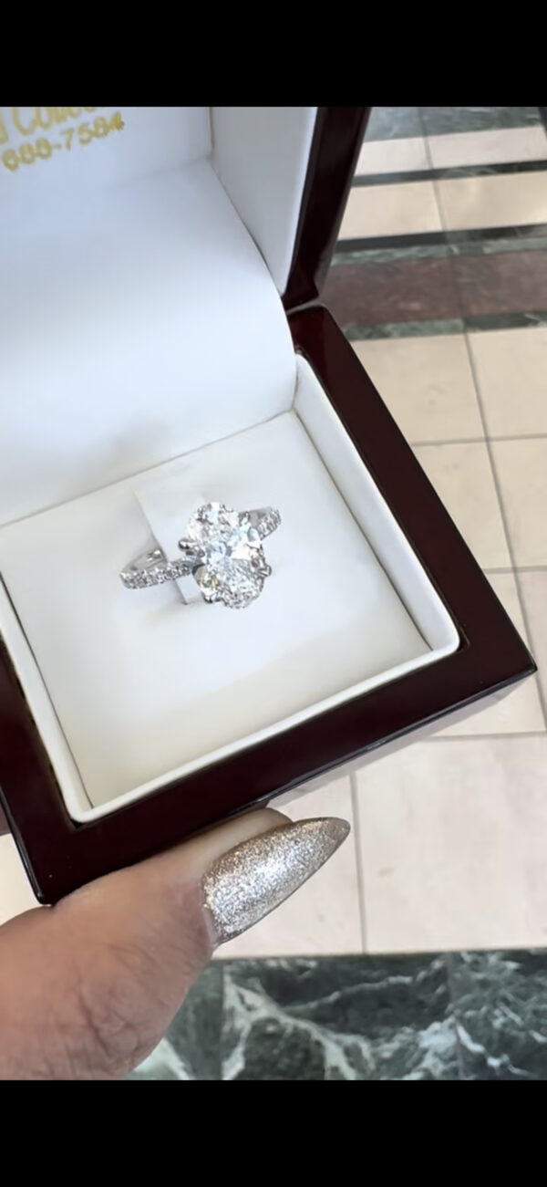 3.15 Carat F VVS2 Oval Lab-Grown Diamond Ring - Image 2
