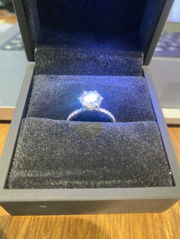 IGI 1.75 Carat D VVS2 Round Lab-Grown Diamond Ring - Image 5