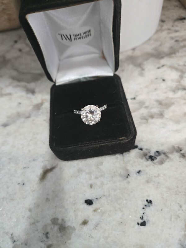 IGI 5.03 Carat F VS2 Round Lab-Grown Diamond Ring - Image 2