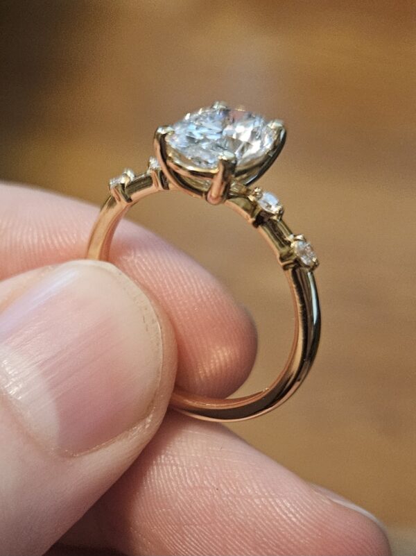 IGI 2.07 Carat E VVS2 Oval Lab Grown Ring - Image 2