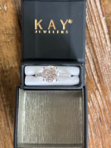 GSI 2 3/8 Carat E VS2 Round Lab-Grown Diamond Ring - Image 4