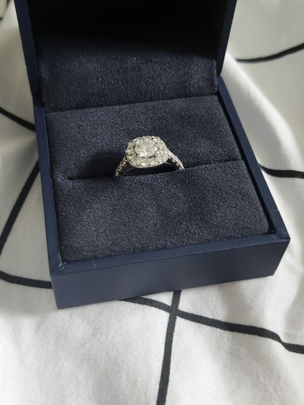 IGI .94 Carat F VS1 Oval Lab-Grown Diamond Ring - Image 3