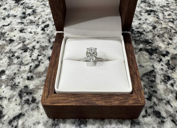 IGI 2.35 E VVS2 Lab Grown Oval Diamond Ring - Image 4