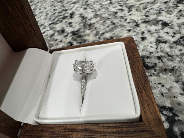 IGI 2.35 E VVS2 Lab Grown Oval Diamond Ring - Image 6
