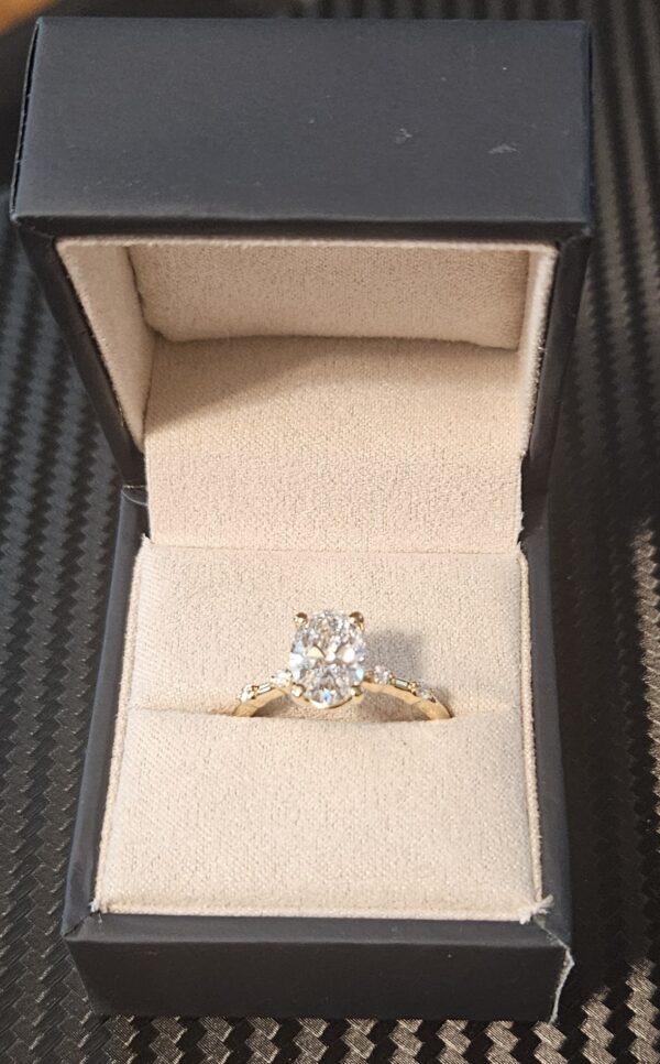 IGI 2.07 Carat E VVS2 Oval Lab Grown Ring - Image 3