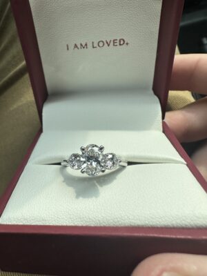 GCAL 1.06 Carat H VVS2 Oval Lab-Grown Diamond Ring