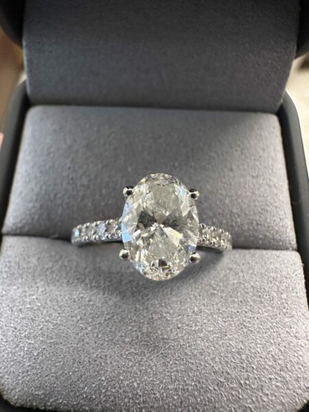 IGI 2.0 Carat F VVS2 Oval Lab Grown Ring - Image 2