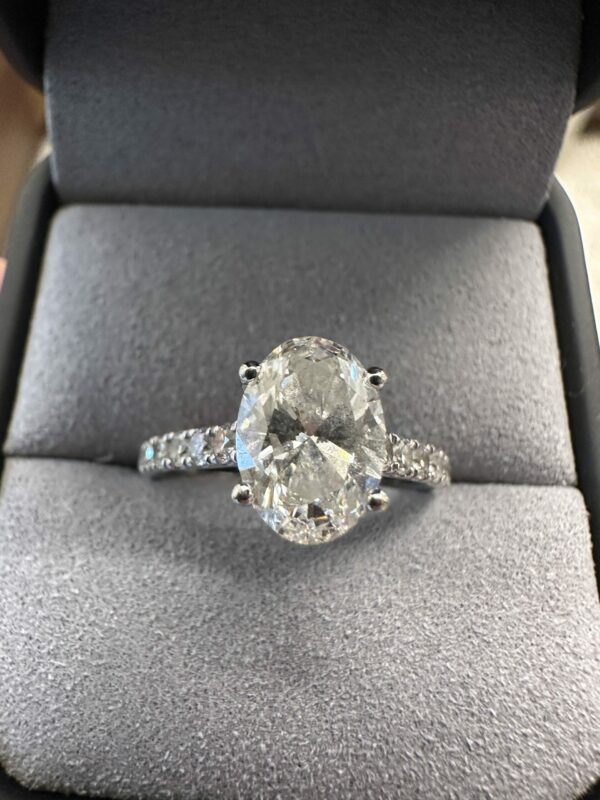 IGI 2.0 Carat F VVS2 Oval Lab Grown Ring - Image 2