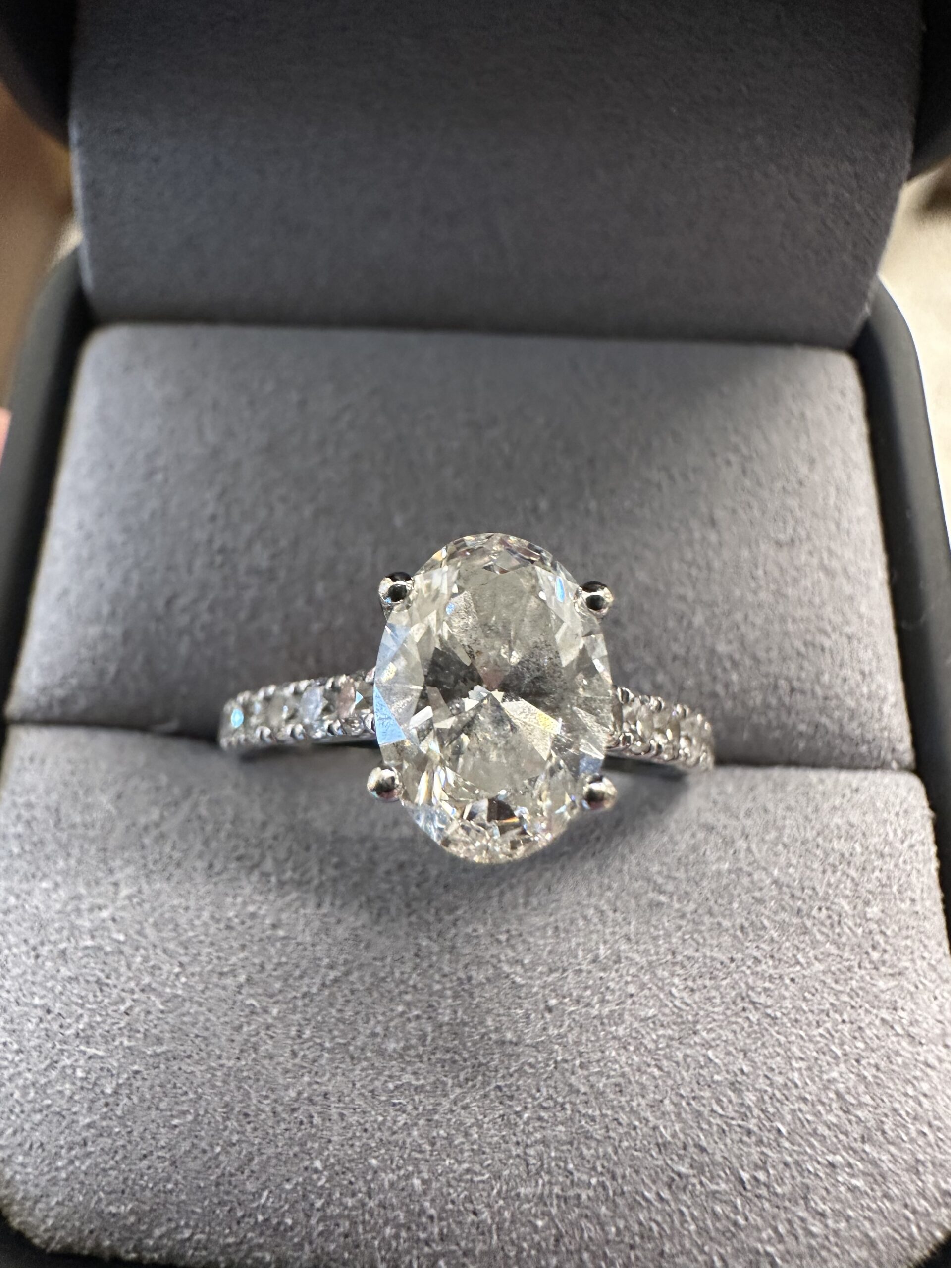 IGI 2.0 Carat F VVS2 Oval Lab Grown Ring - Image 2