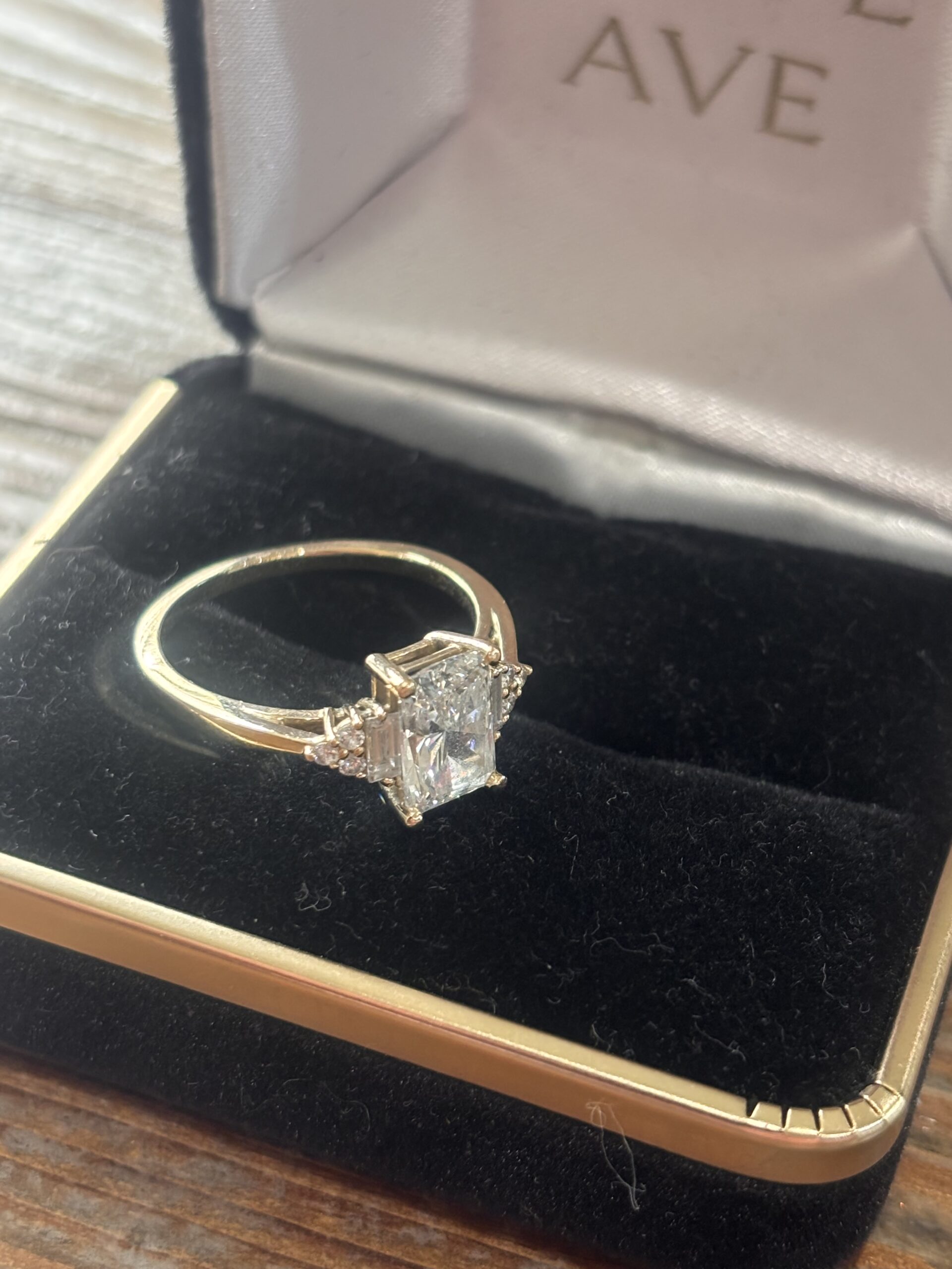 1.78 Carat E VVS2 Emerald Lab Grown Ring - Image 2