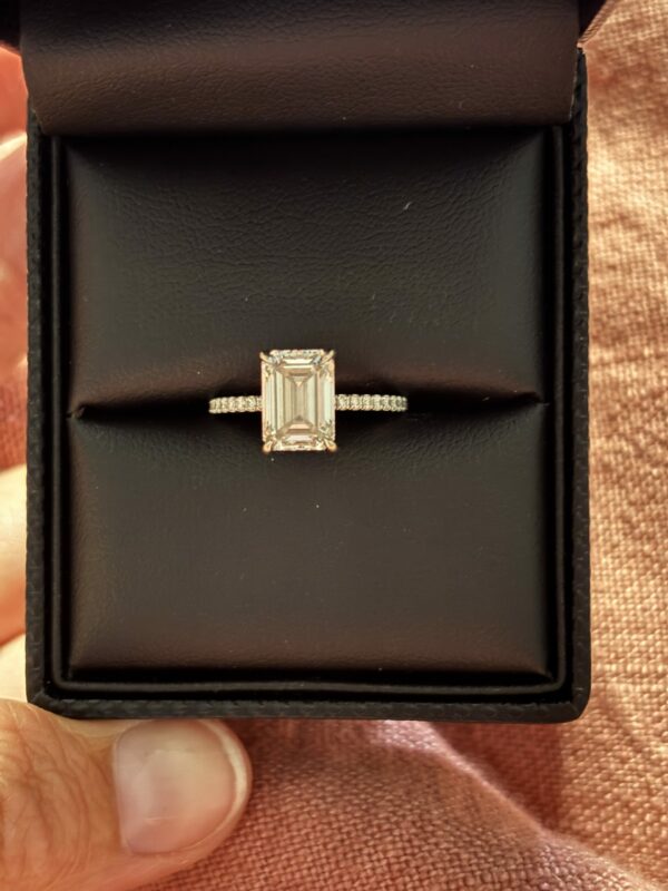 IGI 2.52 Carat G VS1 Emerald Lab Grown Ring - Image 2