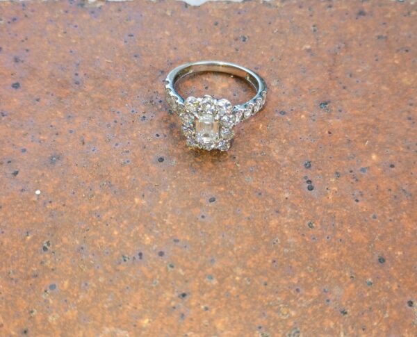 3 Carat F VS1 Emerald Lab Grown Ring - Image 2