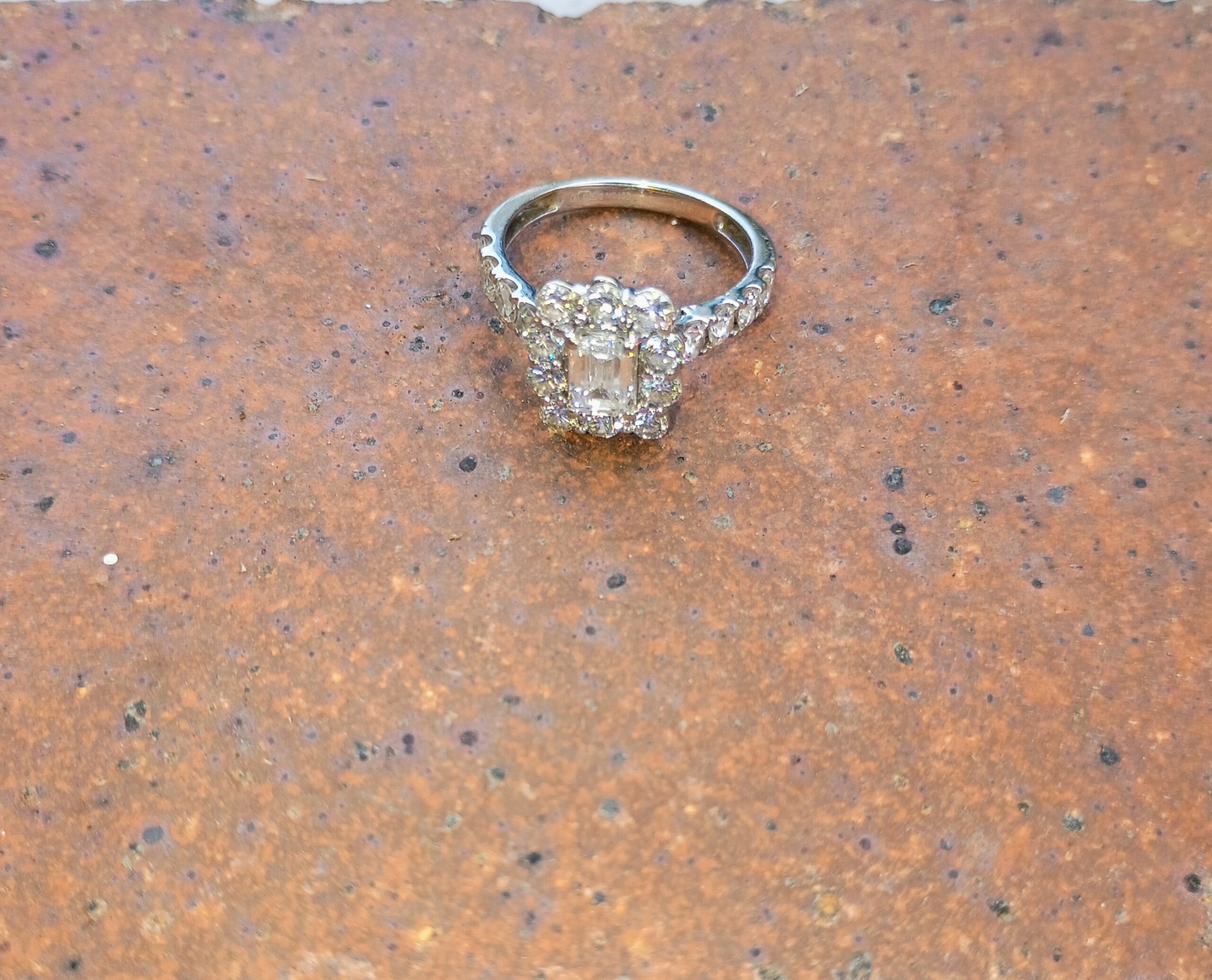 3 Carat F VS1 Emerald Lab Grown Ring - Image 2