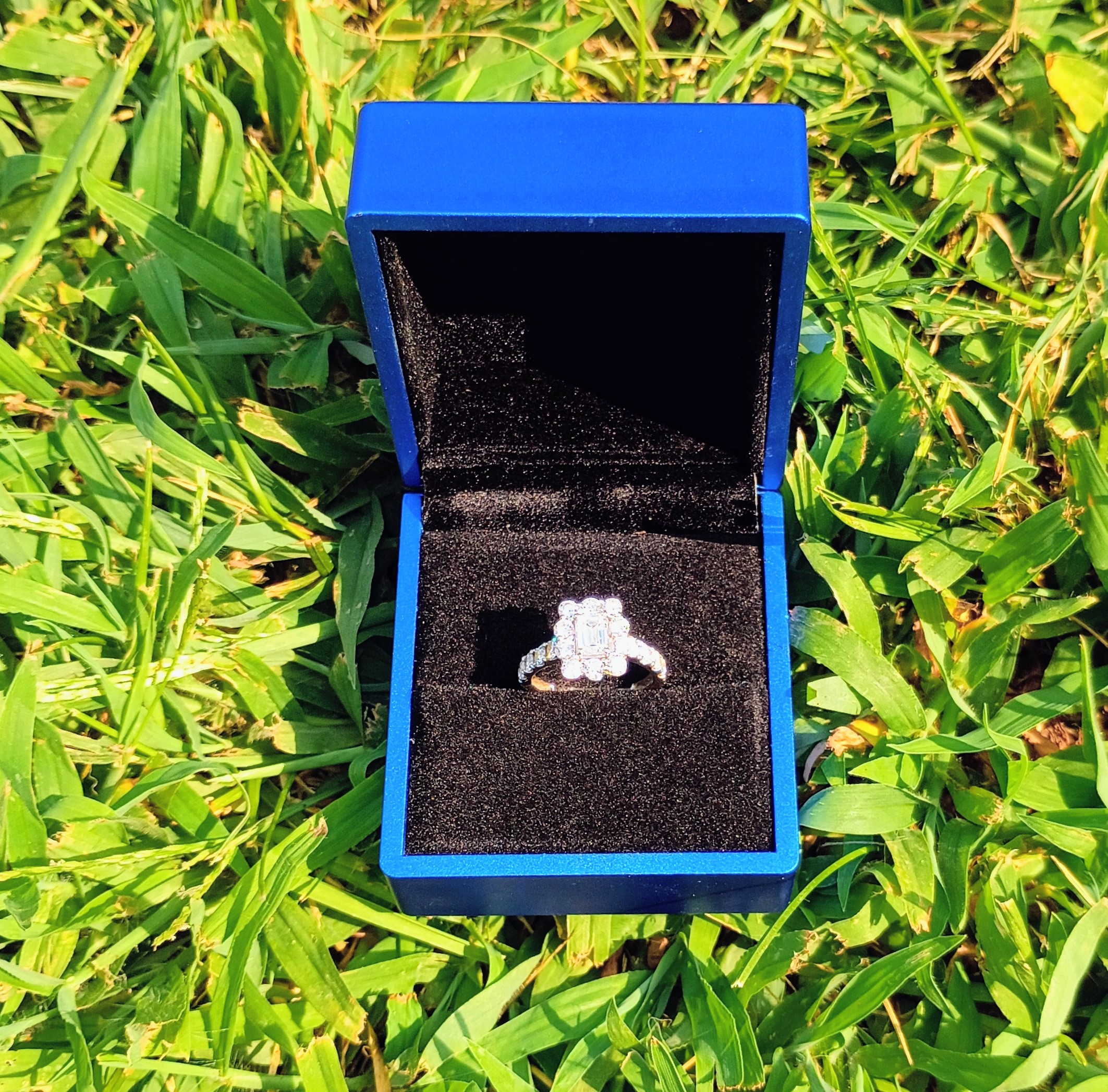 3 Carat F VS1 Emerald Lab Grown Ring - Image 1