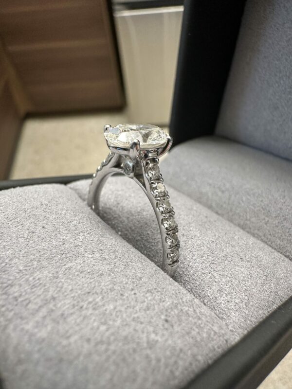 IGI 2.0 Carat F VVS2 Oval Lab Grown Ring - Image 4