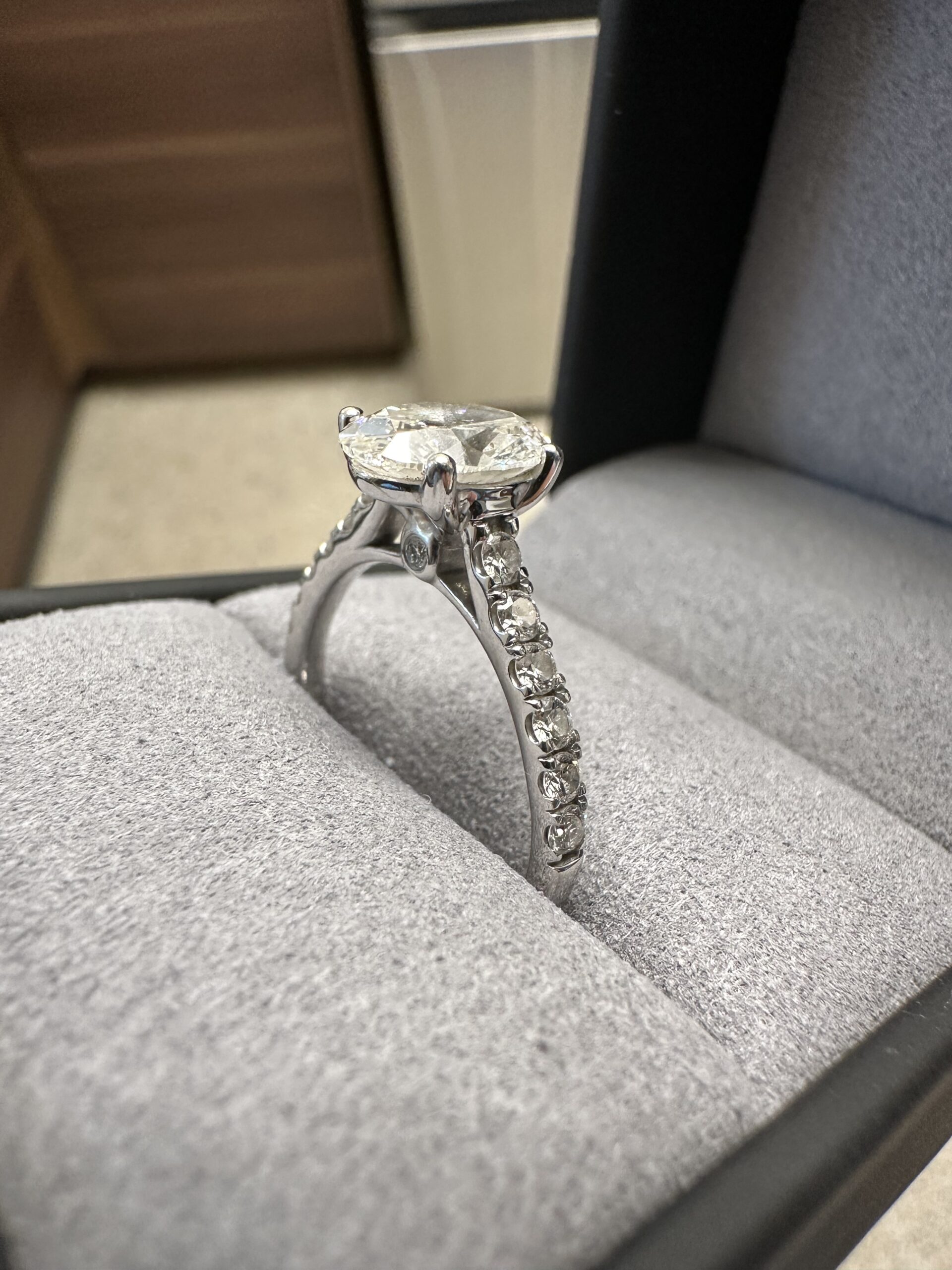 IGI 2.0 Carat F VVS2 Oval Lab Grown Ring - Image 4