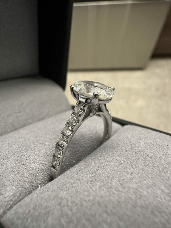 IGI 2.0 Carat F VVS2 Oval Lab Grown Ring - Image 3