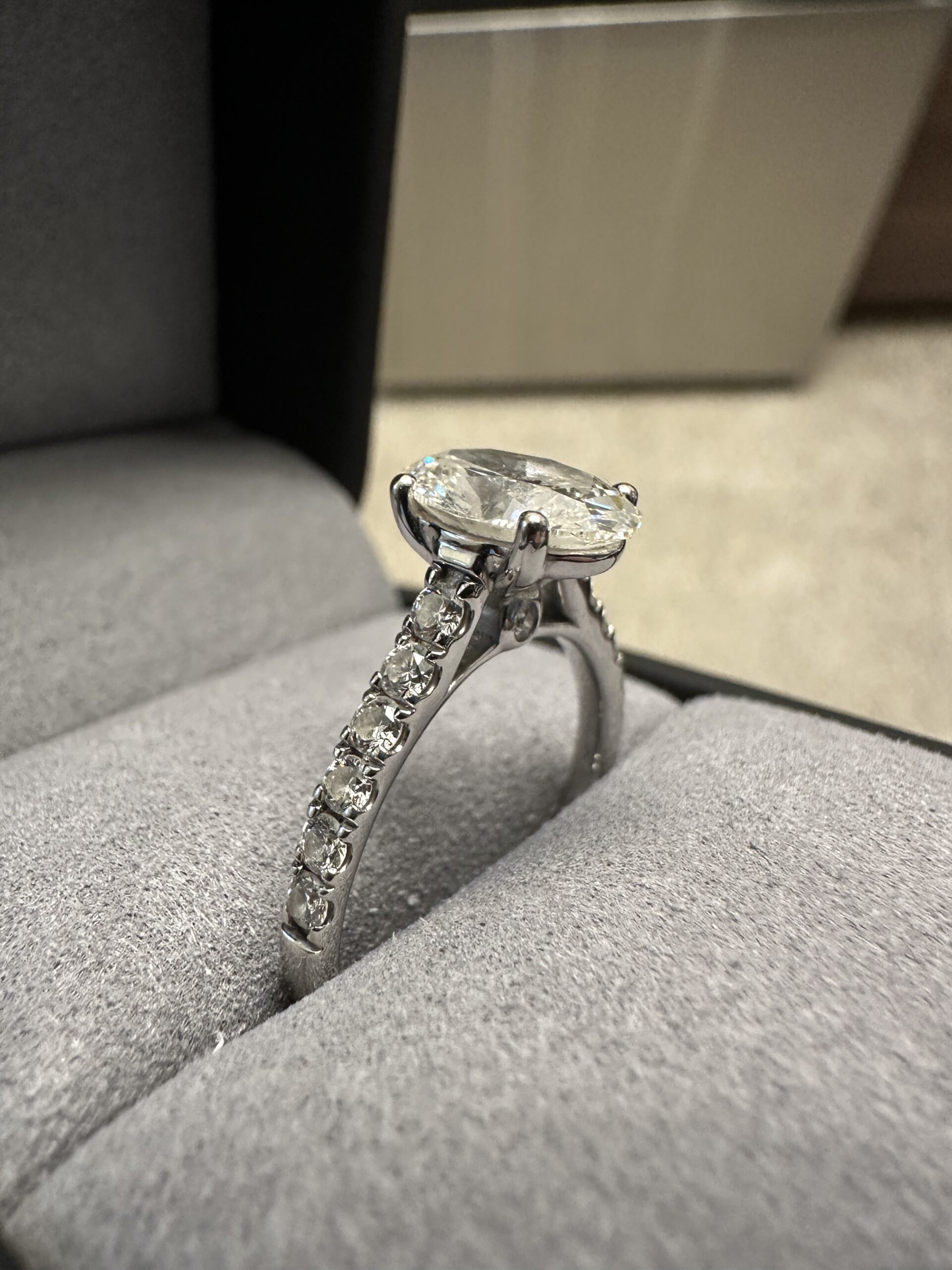 IGI 2.0 Carat F VVS2 Oval Lab Grown Ring - Image 3