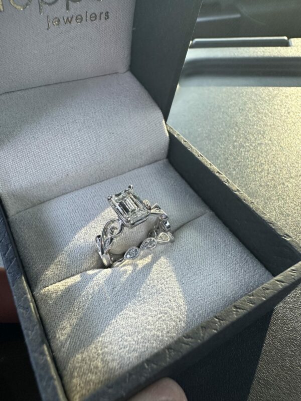 2.04 Carat G VVS2 Emerald Lab Grown Ring - Image 4