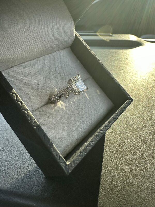 2.04 Carat G VVS2 Emerald Lab Grown Ring - Image 6