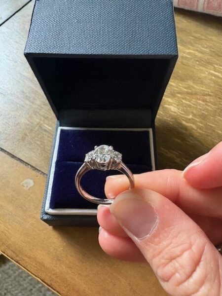 1.02 Carat E VVS2 Oval Lab Grown Ring - Image 2