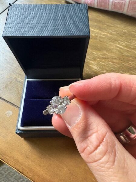 1.02 Carat E VVS2 Oval Lab Grown Ring - Image 3