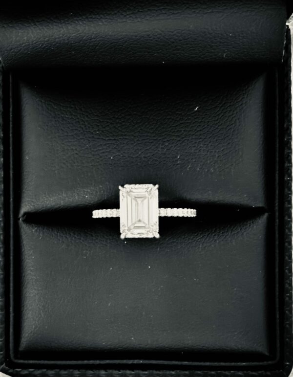 IGI 2.52 Carat G VS1 Emerald Lab Grown Ring - Image 1