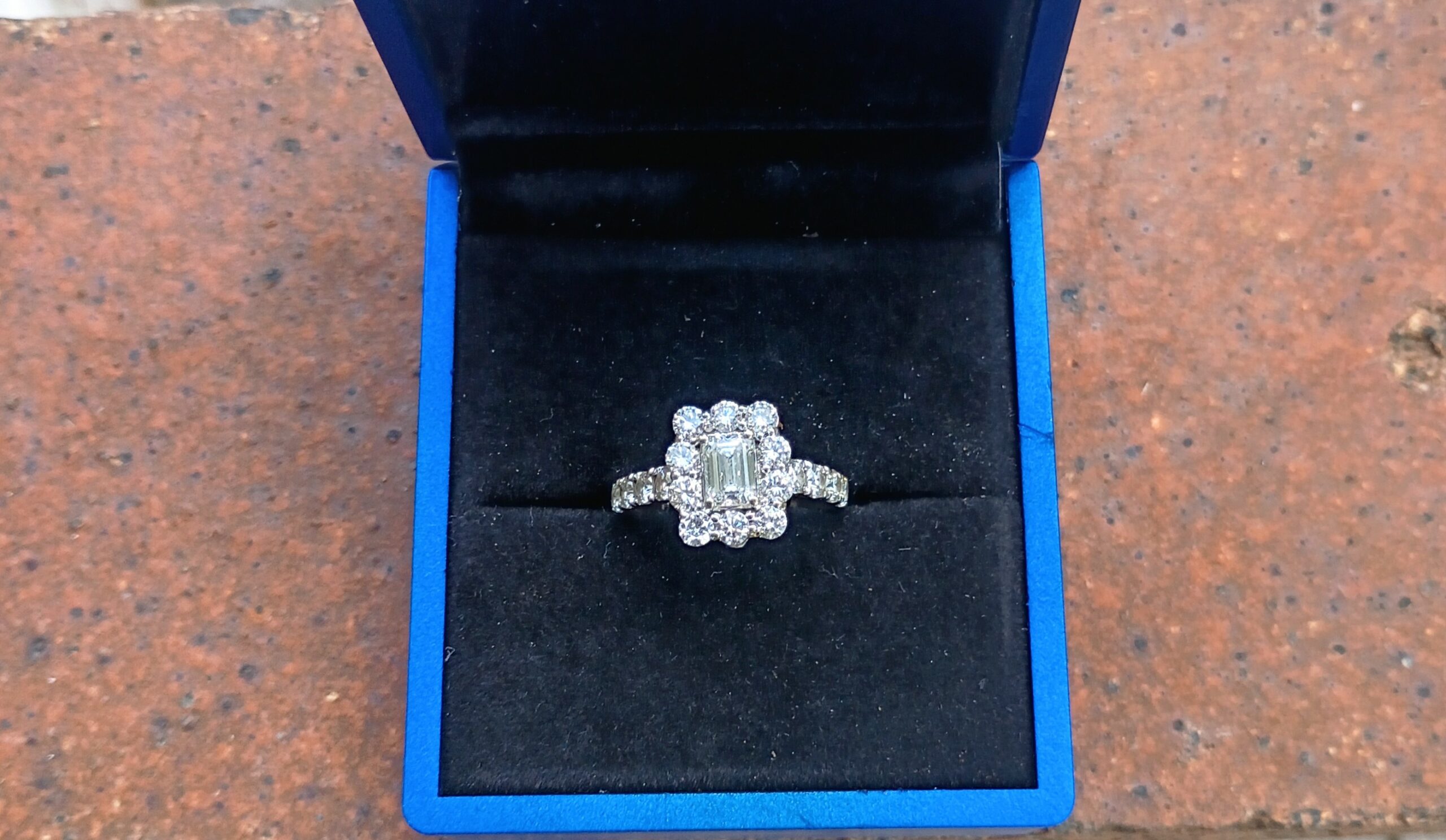 3 Carat F VS1 Emerald Lab Grown Ring - Image 5
