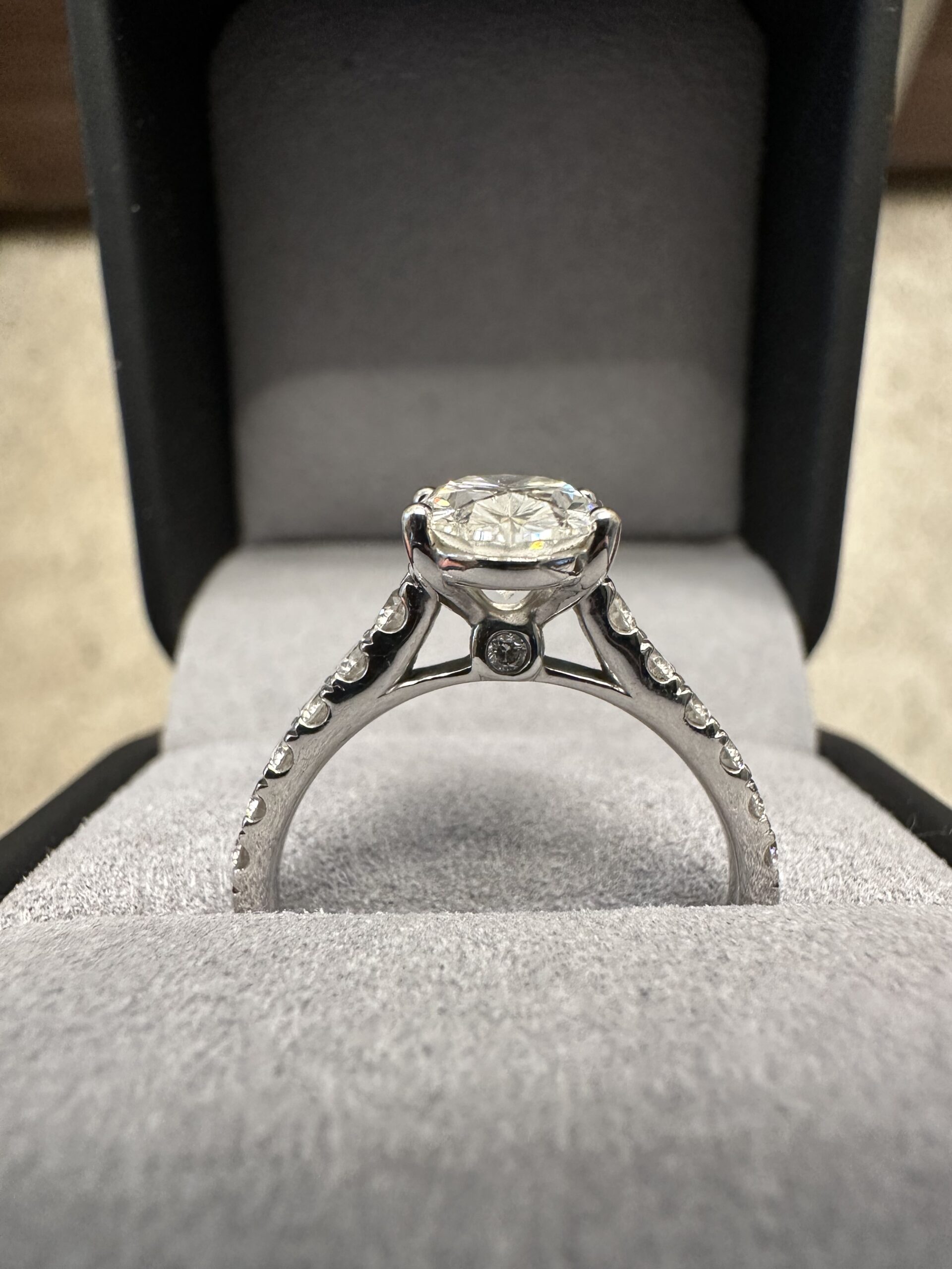 IGI 2.0 Carat F VVS2 Oval Lab Grown Ring - Image 5
