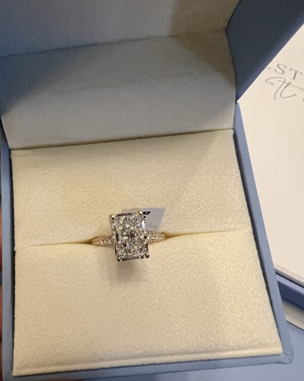 IGI 3.04 Carat E VVS2 Radiant Lab Grown Diamond Ring - Image 1