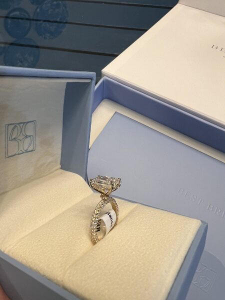IGI 3.04 Carat E VVS2 Radiant Lab Grown Diamond Ring - Image 4