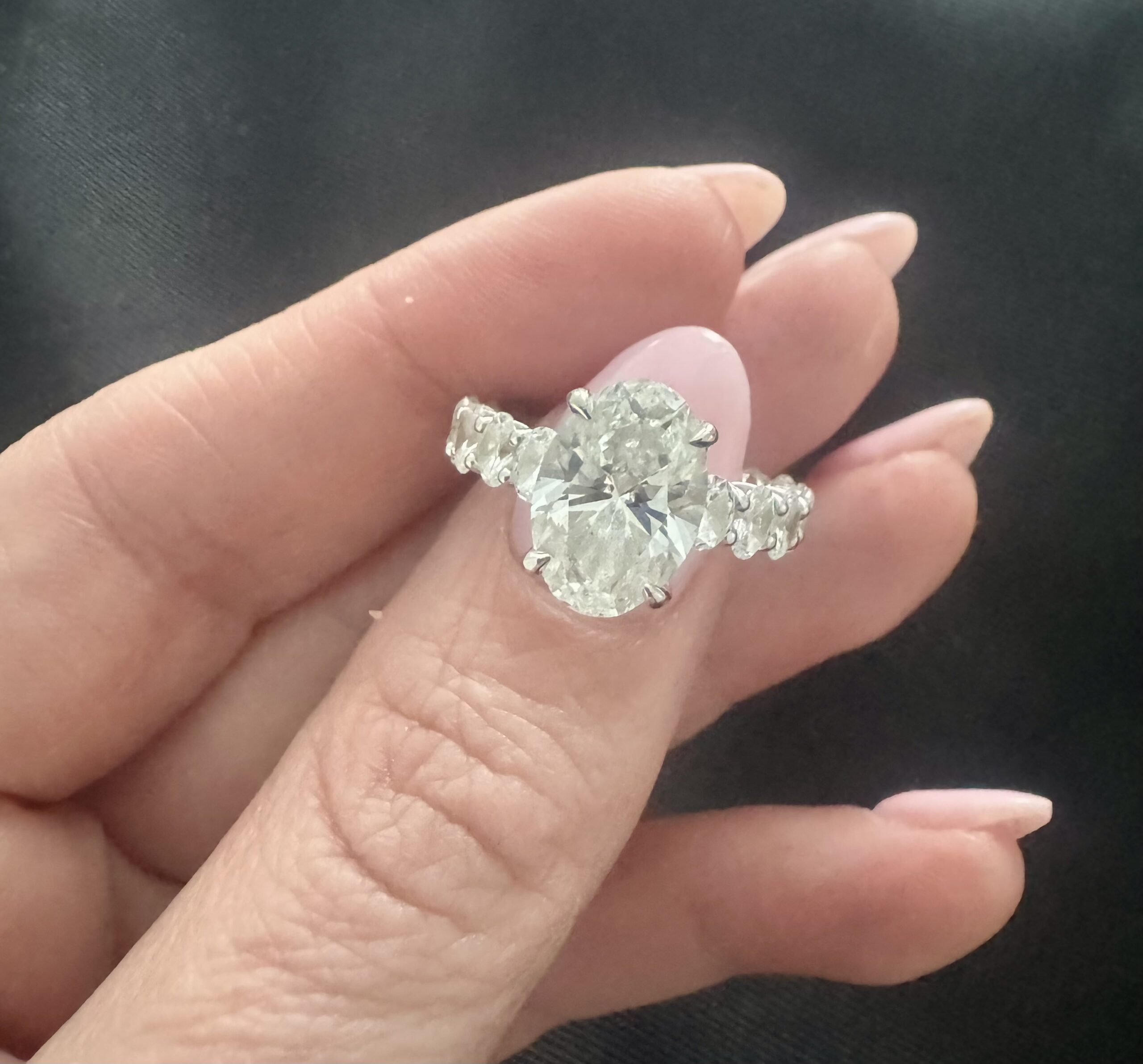 IGI 5.51 Carat E VS1 Oval Lab Grown Diamond Ring - Image 5