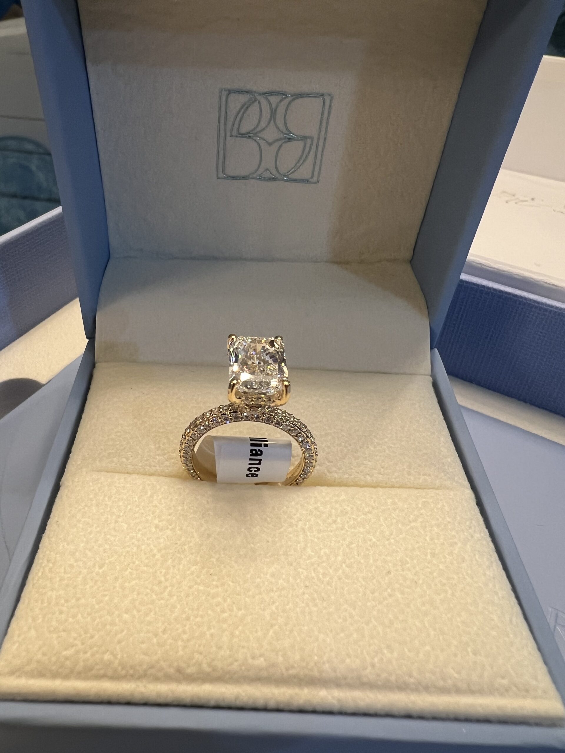 IGI 3.04 Carat E VVS2 Radiant Lab Grown Diamond Ring - Image 5