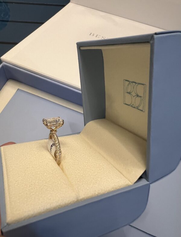 IGI 3.04 Carat E VVS2 Radiant Lab Grown Diamond Ring - Image 3