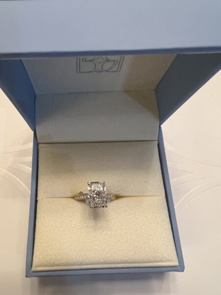 IGI 3.04 Carat E VVS2 Radiant Lab Grown Diamond Ring - Image 6