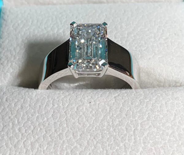 IGI 4.62 Carat D VVS2 Emerald Lab Grown Diamond Ring - Image 2