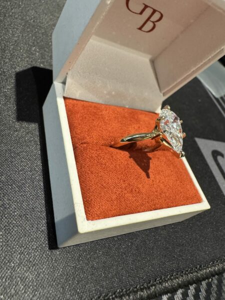 IGI 3.96 Carat E VS2 Pear Lab Grown Ring - Image 6