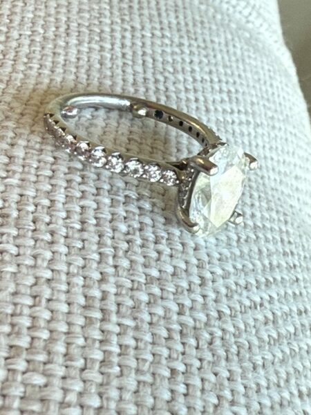 2.17 Carat G SI1 Oval Lab Grown Ring - Image 9