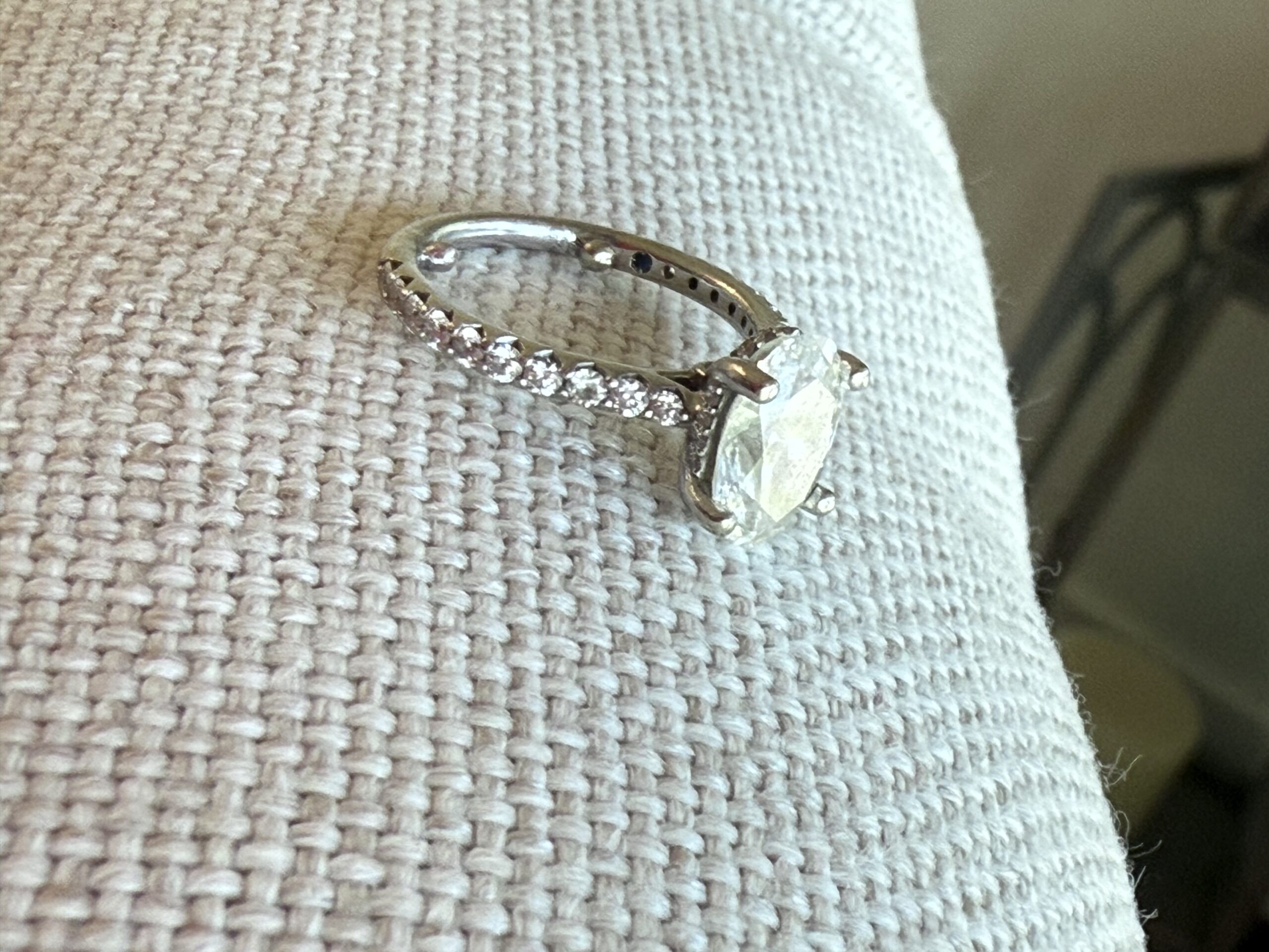 2.17 Carat G SI1 Oval Lab Grown Ring - Image 9