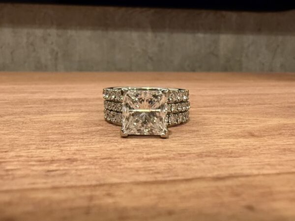 IGI 4.24 Carat G VVS2 Princess Lab Grown Ring - Image 1