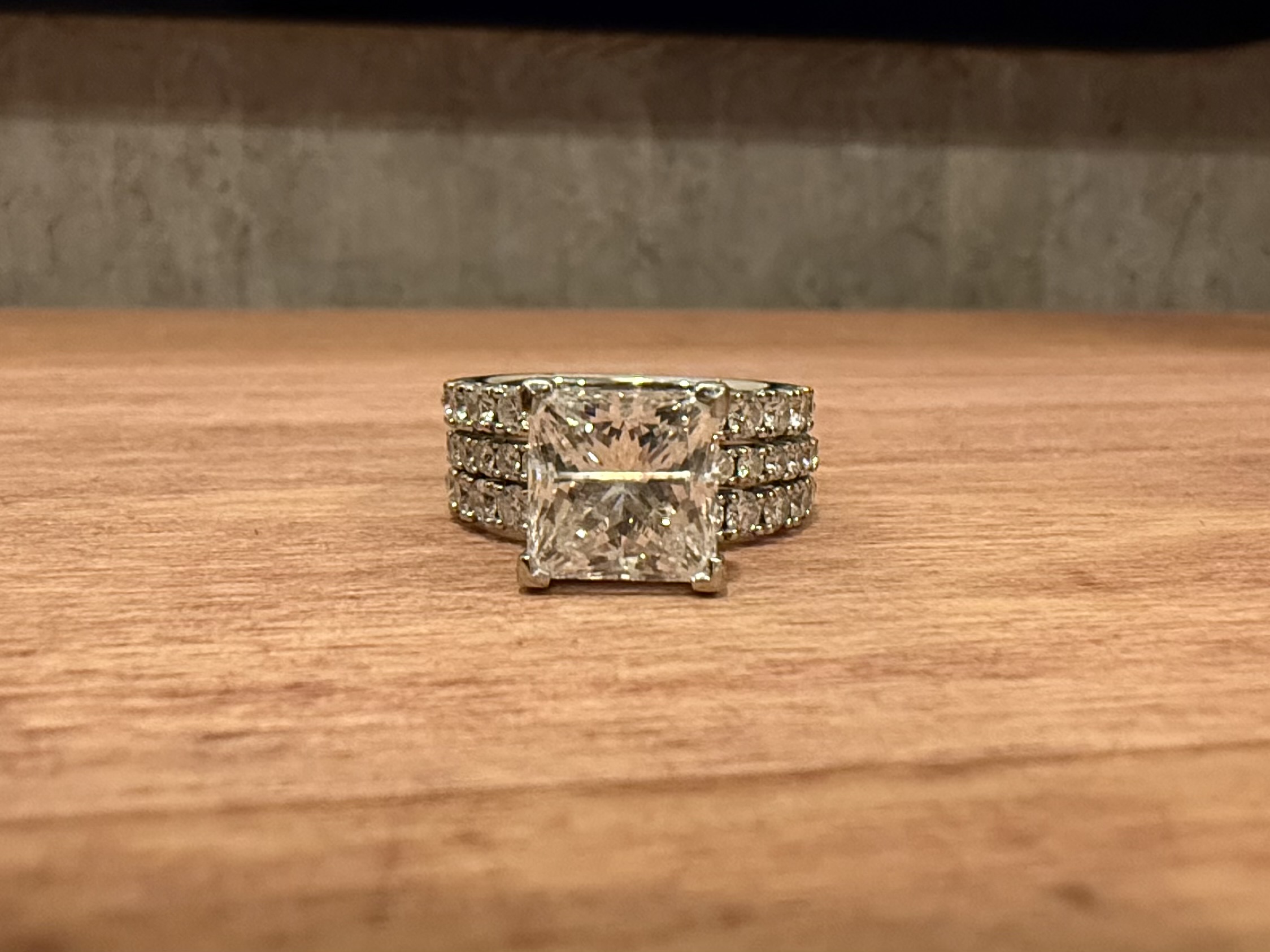 IGI 4.24 Carat G VVS2 Princess Lab Grown Ring - Image 1