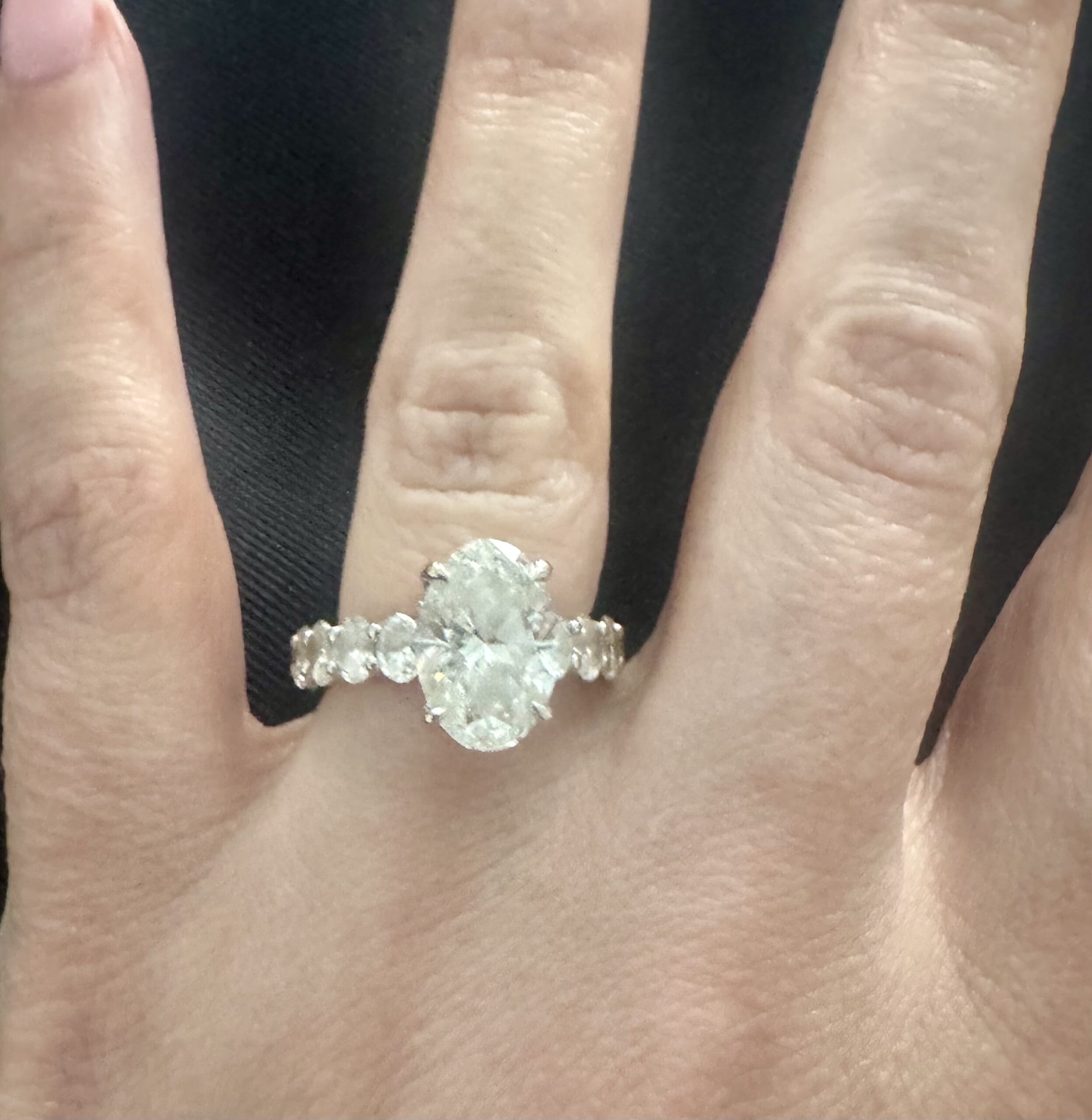 IGI 5.51 Carat E VS1 Oval Lab Grown Diamond Ring - Image 9