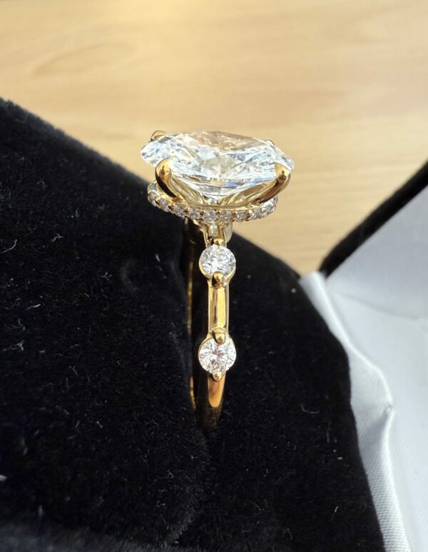 3.06 Carat E VVS2 Oval Lab Grown Ring - Image 3